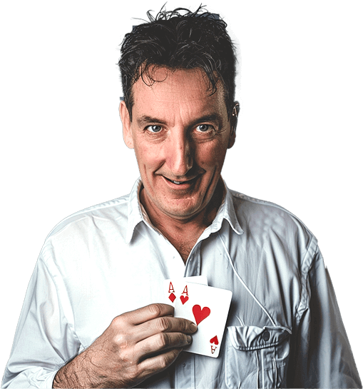 L'autore Roy Brindley con carte da poker in mano